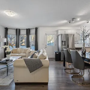 Holiday home Modern House With Private Backyard & Fireplace Calgary